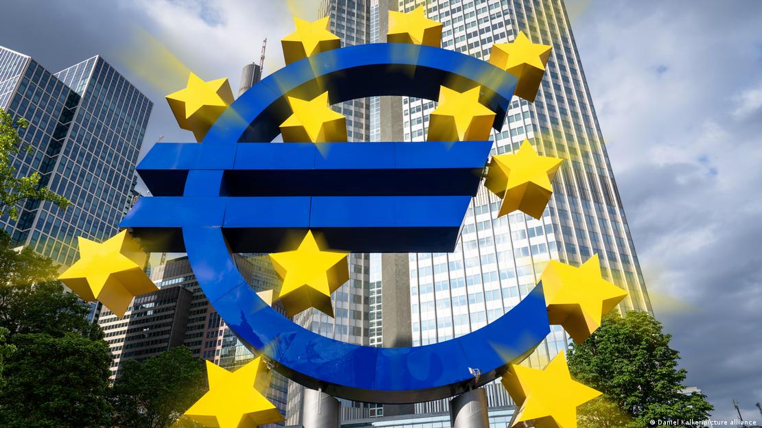 Frankfurt'taki AB Merkez Binası önünde dev euro sembolü heykeli ve etrafında küçük yıldızlar bulunuyor