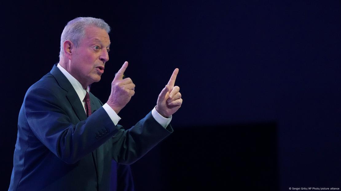 Al Gore, Klimaaktivist und früherer US-Vizepräsident, hält beide Zeigefinger in die Höhe