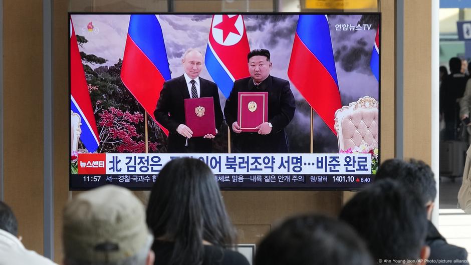 Vesti na ekranu na železničkoj stanici u Seulu u Južnoj Koreji: susret Putina i Kima u decembru prošle godine
