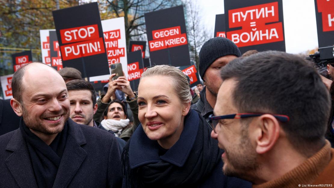 Vladimir Kara-Murza, Yulia Navalnaya e Ilia Yashin, fotografiados durante la manifestación.