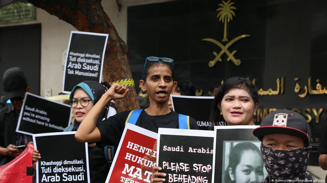 جکارتہ میں سعودی سفارت خانے کے باہر مظاہرین اس سلطنت میں سزائے موت دیے جانے کے خلاف احتجاج کر رہے ہیں (فائل فوٹو) جکارتہ میں سعودی سفارت خانے کے باہر مظاہرین اس سلطنت میں سزائے موت دیے جانے کے خلاف احتجاج کر رہے ہیں (فائل فوٹو)