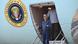 Biden acena da escada de sua aeronave Biden acena da escada de sua aeronave