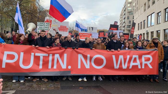 Oposição russa faz passeata de protesto em Berlim