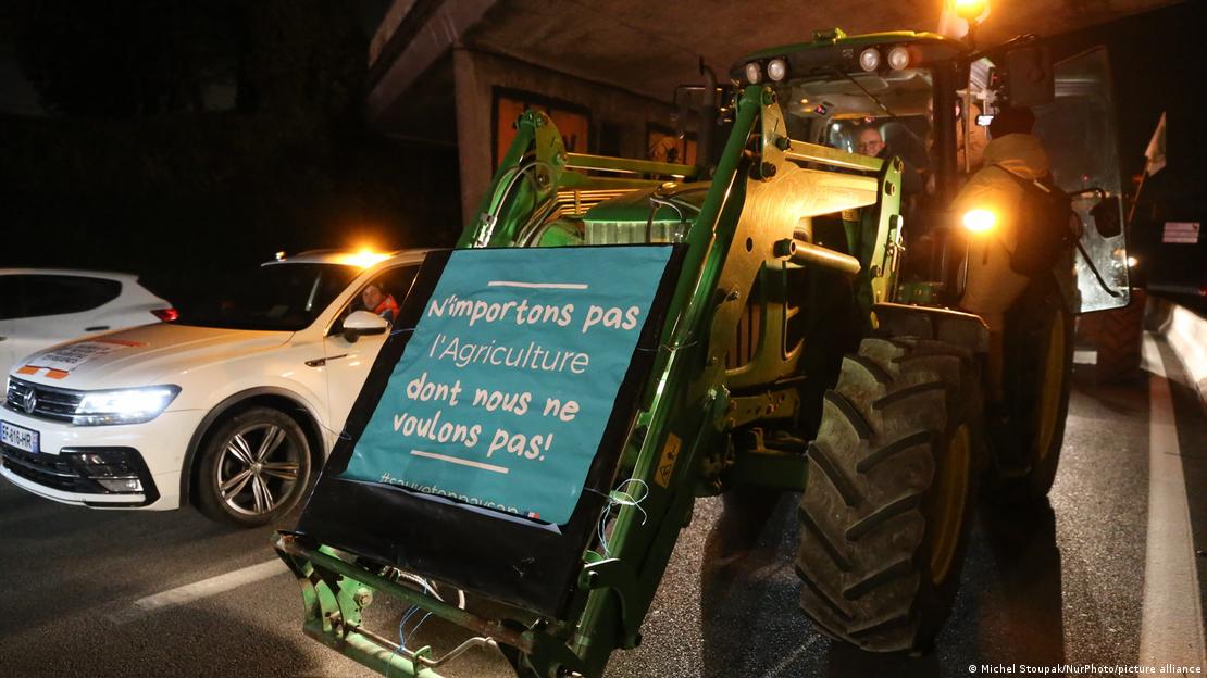 Γαλλία, αγρότες διαδηλώνουν κλείνοντας τους δρόμους της χώρας