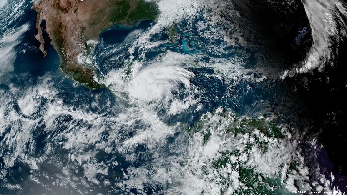 La tormenta tropical Sara azotó la costa caribeña del norte de Honduras en 2024, ejemplificando el tipo de fenómenos meteorológicos extremos que, según el estudio del Gran Agujero Azul, serán cada vez más frecuentes en la región durante este siglo. La tormenta tropical Sara azotó la costa caribeña del norte de Honduras en 2024, ejemplificando el tipo de fenómenos meteorológicos extremos que, según el estudio del Gran Agujero Azul, serán cada vez más frecuentes en la región durante este siglo.