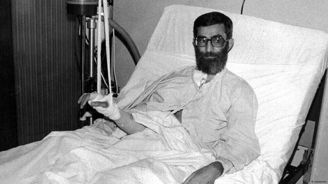 تصویری از علی خامنهای بر تخت بیمارستان پس از ترور در تیرماه سال ۱۳۶۰ تصویری از علی خامنهای بر تخت بیمارستان پس از ترور در تیرماه سال ۱۳۶۰