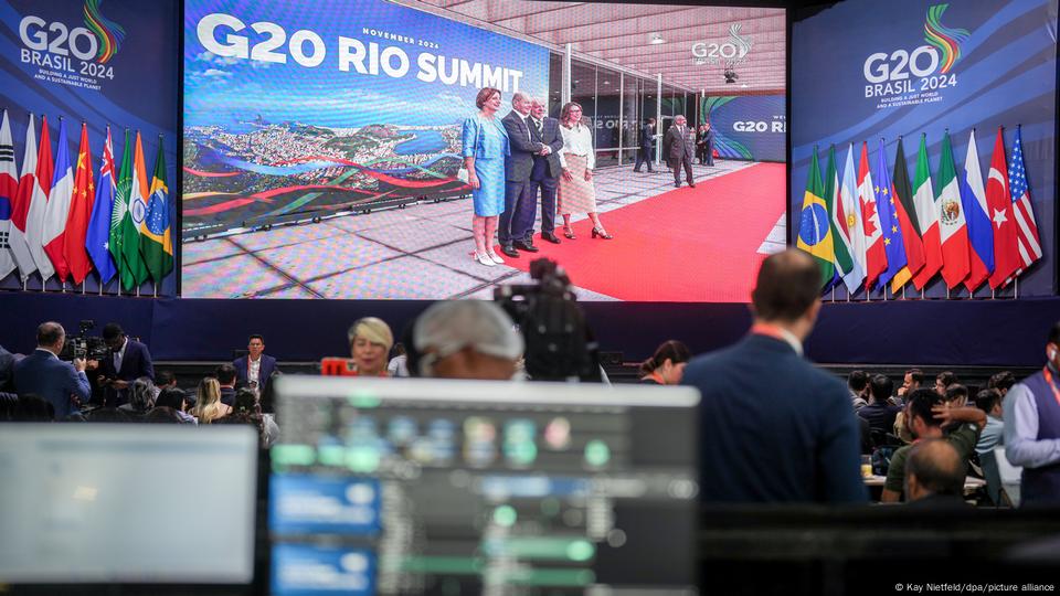 Pantallas en la sala de prensa muestran a Lula da Silva saludando al canciller de Alemania. Pantallas en la sala de prensa muestran a Lula da Silva saludando al canciller de Alemania.