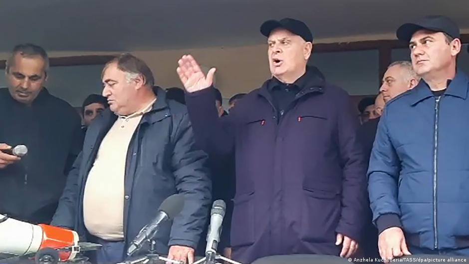 Глава Абхазии Бжания подал в отставку на фоне протестов