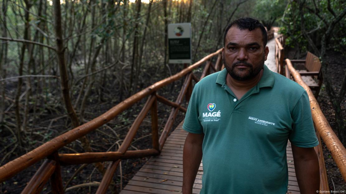 Mantus em passarela no mangue