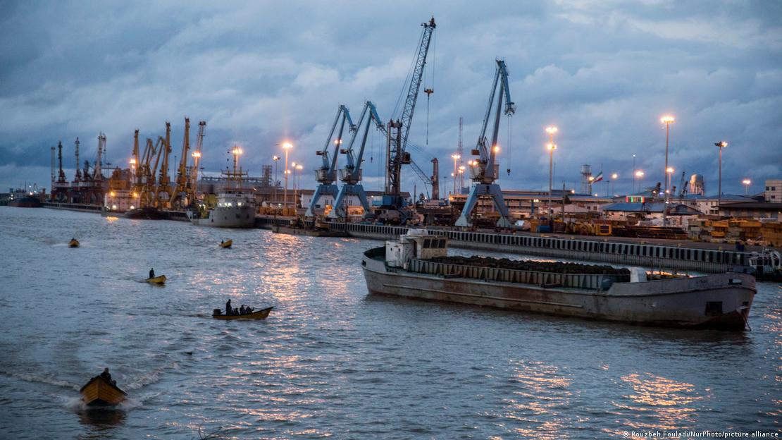 İran'ın Gilan Eyaleti'nde, Hazar Denizi kıyısında bulunan Bender Enzeli kentinin limanı. Yük gemileri ve vinçler görülüyor