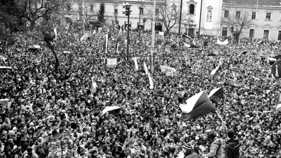 Serija mirnih protesta poznatih kao Plišana revolucija u novembru 1989. dovela je do kolapsa komunističkog režima u tadašnjoj Čehoslovačkoj