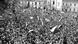 Fotografi bardh e zi, masa e protestuesve në Bratislavë kundër regjimit komunist në vitin 1989 Fotografi bardh e zi, masa e protestuesve në Bratislavë kundër regjimit komunist në vitin 1989