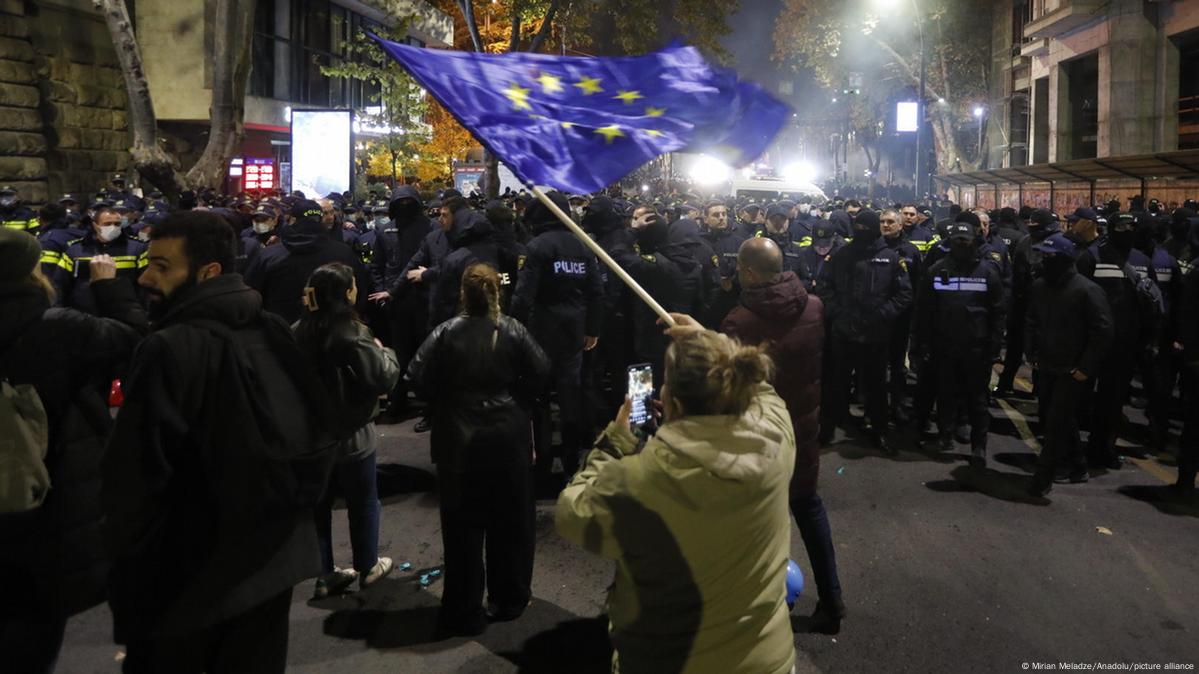 Police break up election protest camp DW 11/19/2024