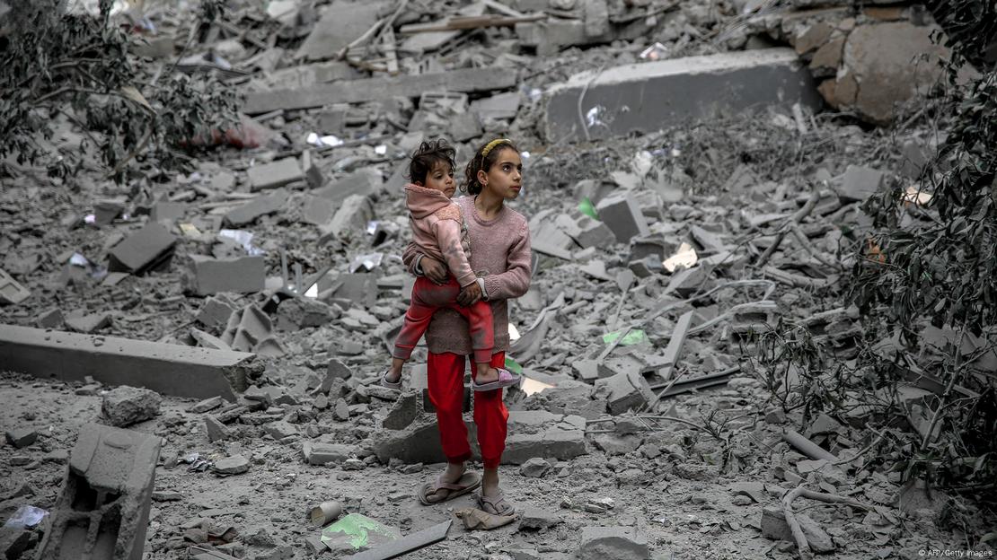 Dos menores entre las ruinas de edificios en la Franja de Gaza.