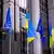 Флаги Евросоюза и Украины перед зданием Еврокомиссии в Брюсселе