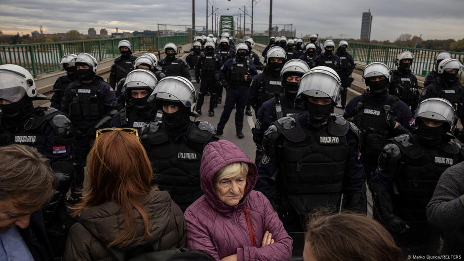 Kordon policije ispred demonstranata na Starom savskom mostu u Beogradu