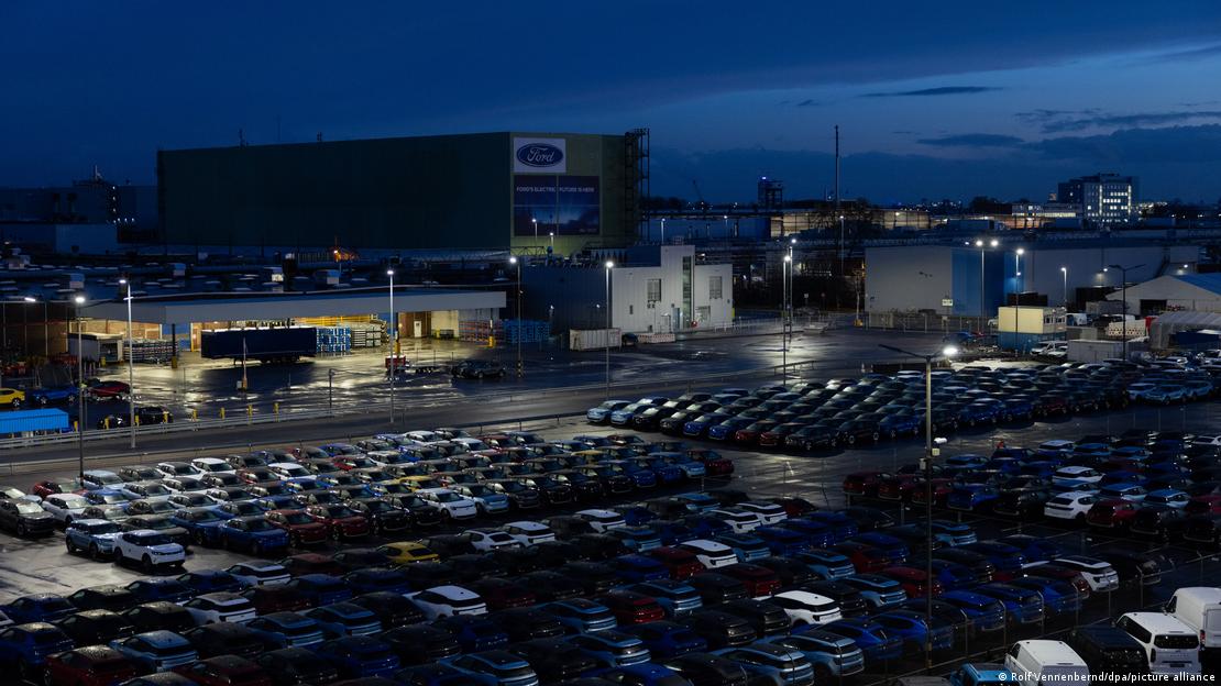 Veículos da Ford no pátio da fábrica da empresa em Colônia, na Alemanha Veículos da Ford no pátio da fábrica da empresa em Colônia, na Alemanha