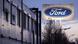 Logo da Ford em placa externa, ao lado da fachada da fábrica. Logo da Ford em placa externa, ao lado da fachada da fábrica.