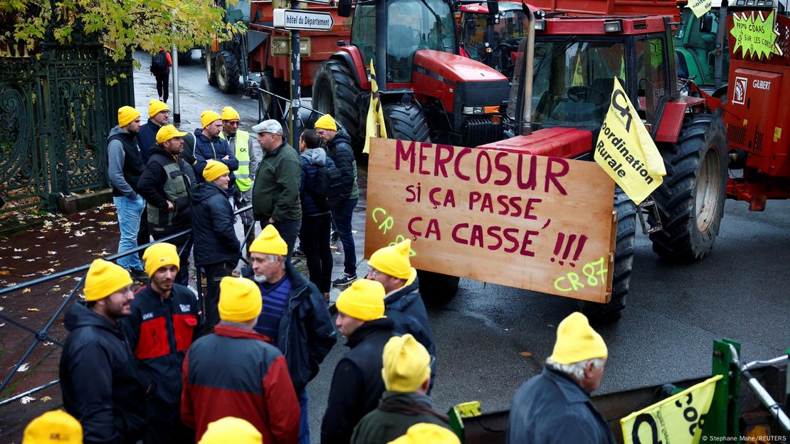 Protesto de produtores franceses em 2024 contra o acordo Mercosul-UE. Protesto de produtores franceses em 2024 contra o acordo Mercosul-UE.