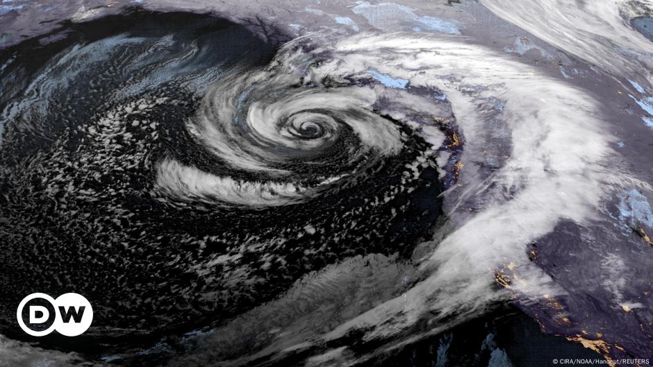 Deadly 'bomb cyclone' lashes US Northwest