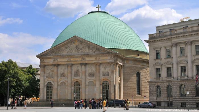 Catedral católica de Berlim reabre após mais de seis anos em obras