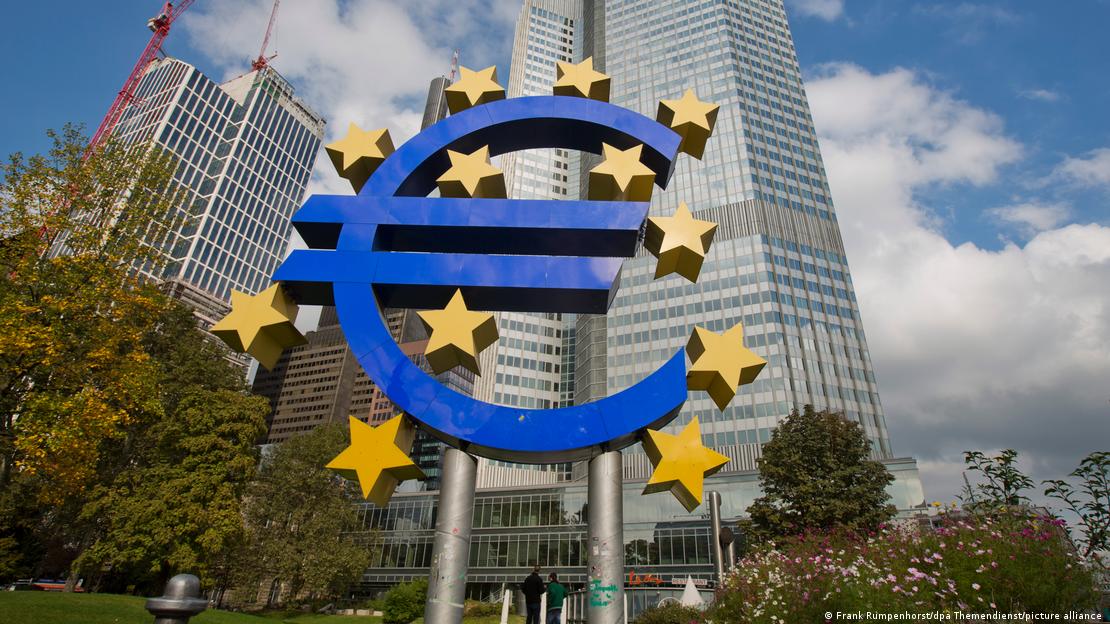 Ndërtesa e selisë së Bankës Qendrore Europiane në Frankfurt dhe një skulpturë e simbolit të euros përpara godinës.