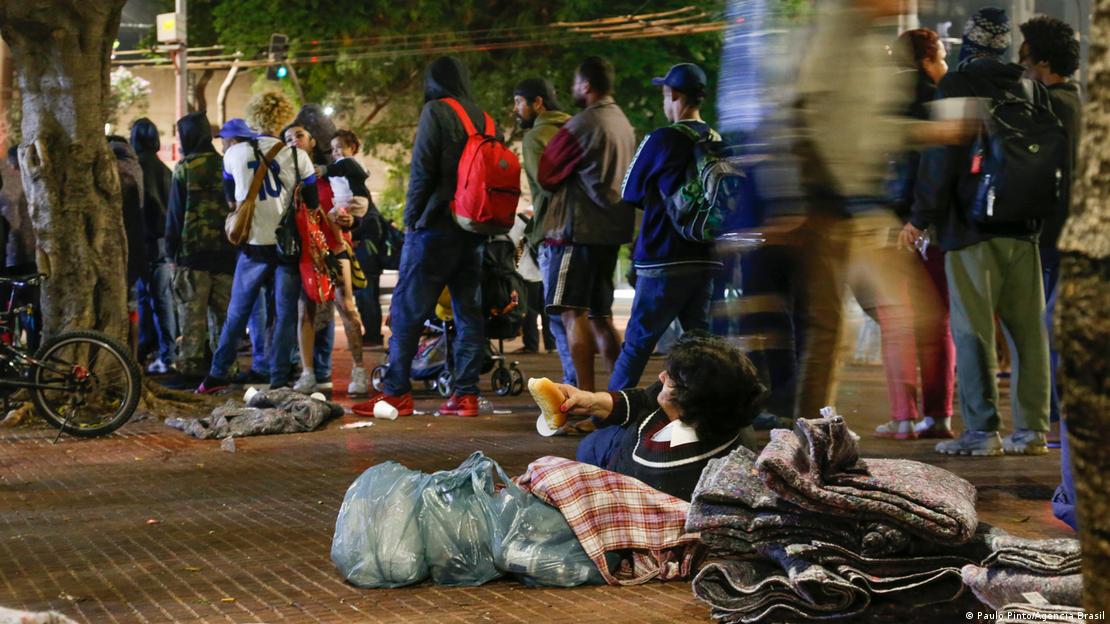 Una mujer indigente acostada en la calle en la ciudad de São Paulo.