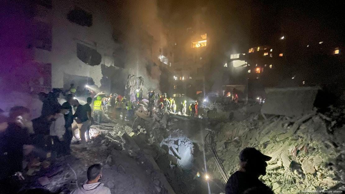 Rettungskräfte im Beiruter Stadtteil Basta nach dem nächtlichen israelischen Raketenangriff