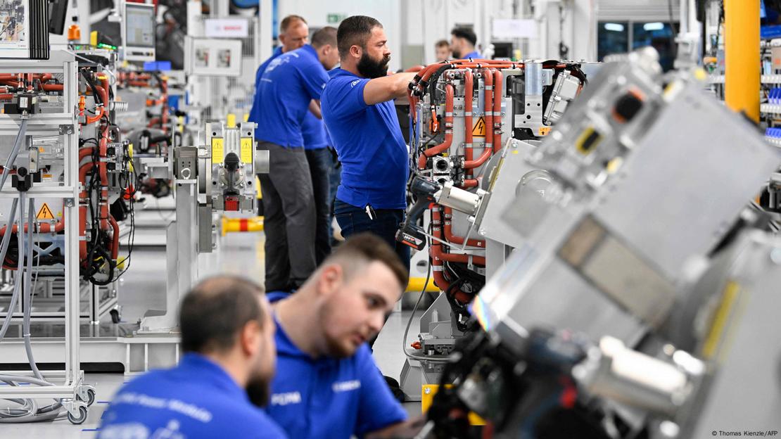 Mehrere Bosch-Mitarbeiter bei der Produktion von Brennstoffzellen-Energiemodulen für mit Wasserstoff betriebene Lastwagen im Werk in Stuttgart