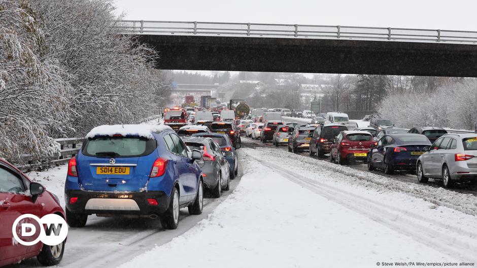 Storm Bert wreaks havoc across UK and Ireland – DW – 11/23/2024