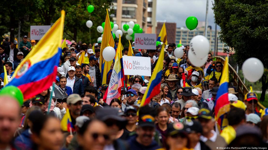 masivas protestas en Colombia con banderas