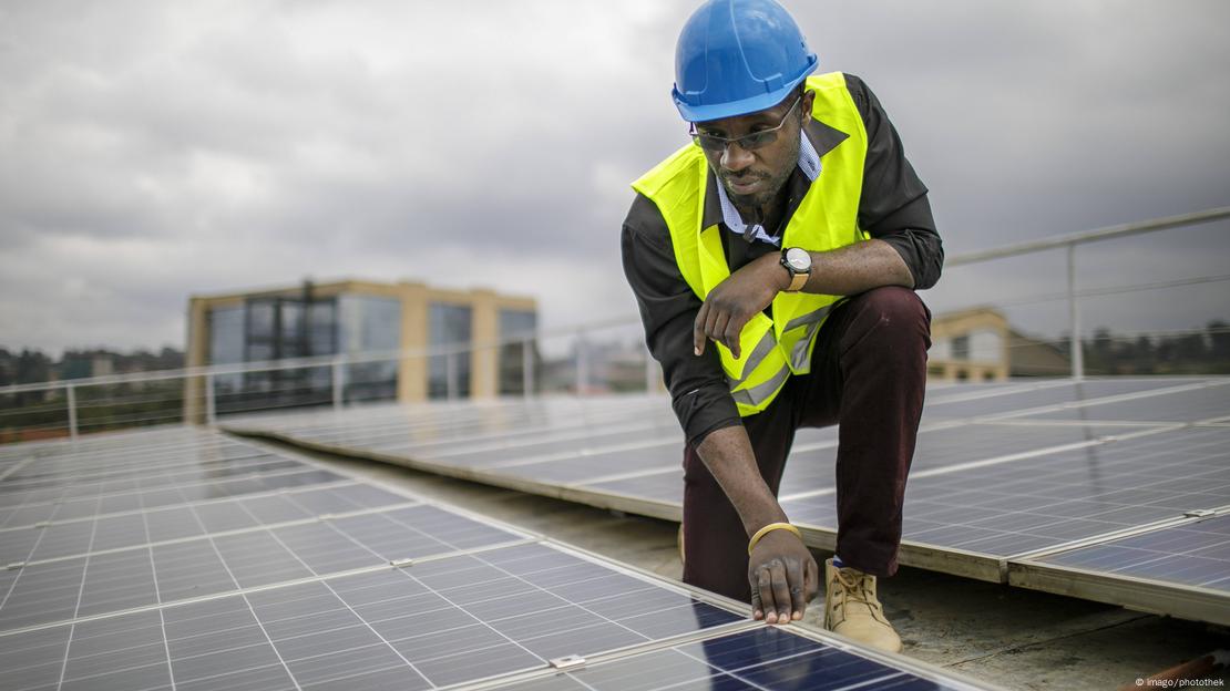 Un trabajador verifica paneles solares. Un trabajador verifica paneles solares.