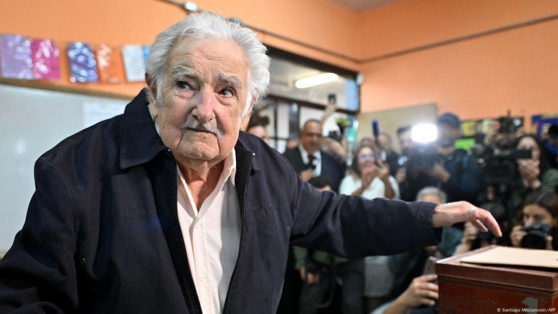 El ex presidente uruguayo (2010-2015) José Mujica deposita su voto durante la segunda vuelta de las elecciones presidenciales en Montevideo. 