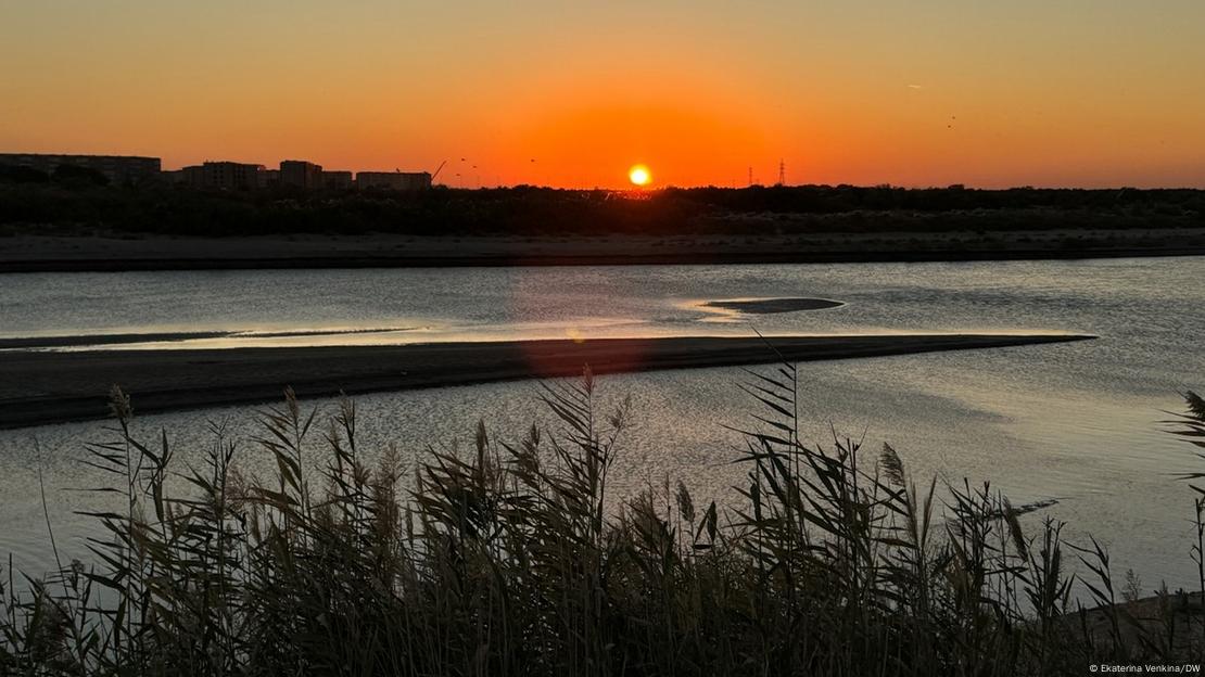 Syr Darya - in long bald patches of sandbanks (view of the river in the Kyzylorda region)