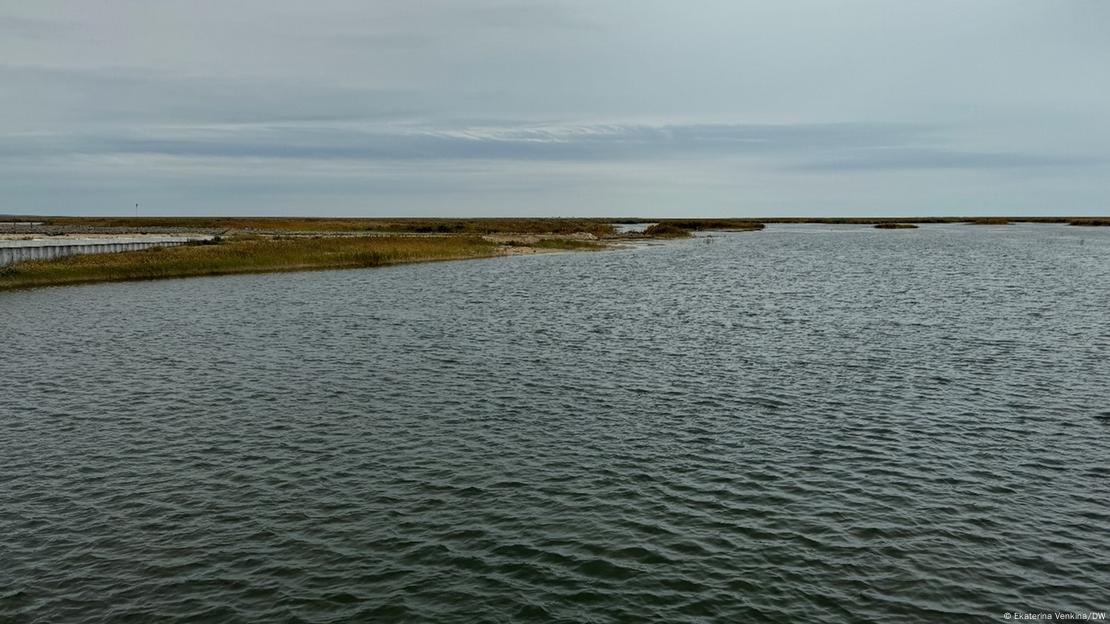 The length of the dam crossing the Berg Strait is more than 13 kilometers.