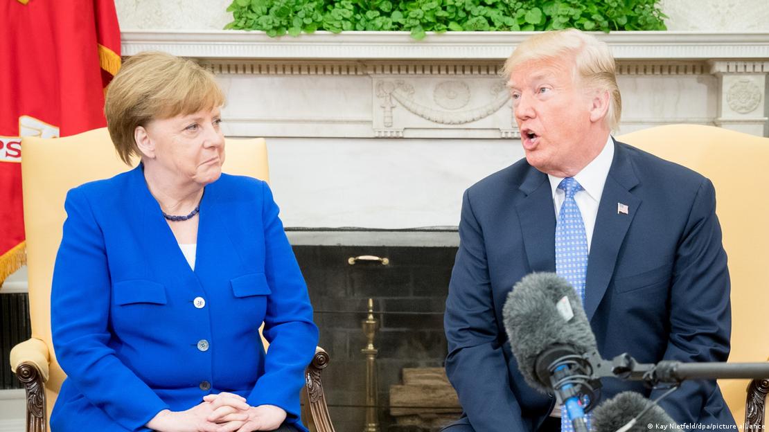 Merkel gesticula vistosamente mientras habla el entonces presidente estadounidense. Merkel gesticula vistosamente mientras habla el entonces presidente estadounidense.