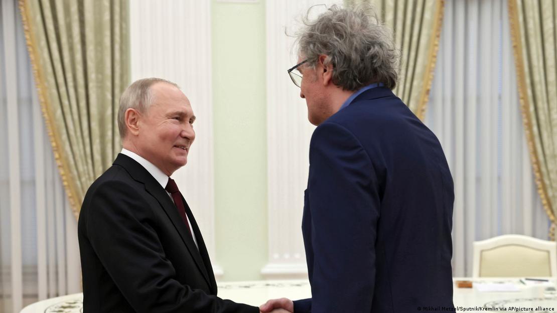 Vladimir Putin i Emir Kusturica rukuju se u Moskvi 2. aprila 2024.