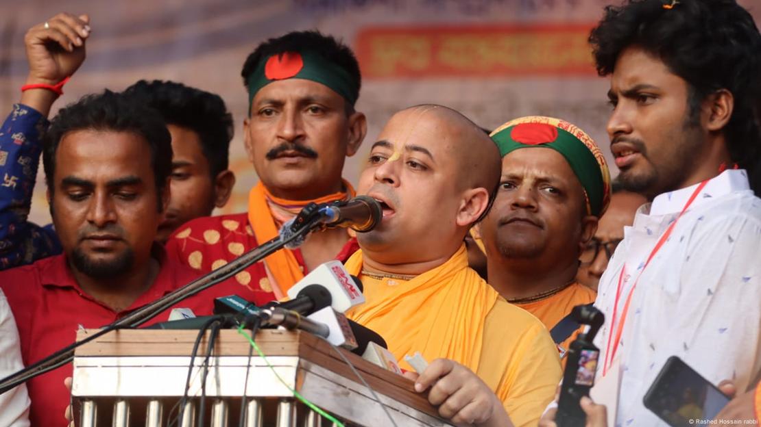 রংপুরে এক সভায় বক্তৃতা দিচ্ছেন চিন্ময়কৃষ্ণ 