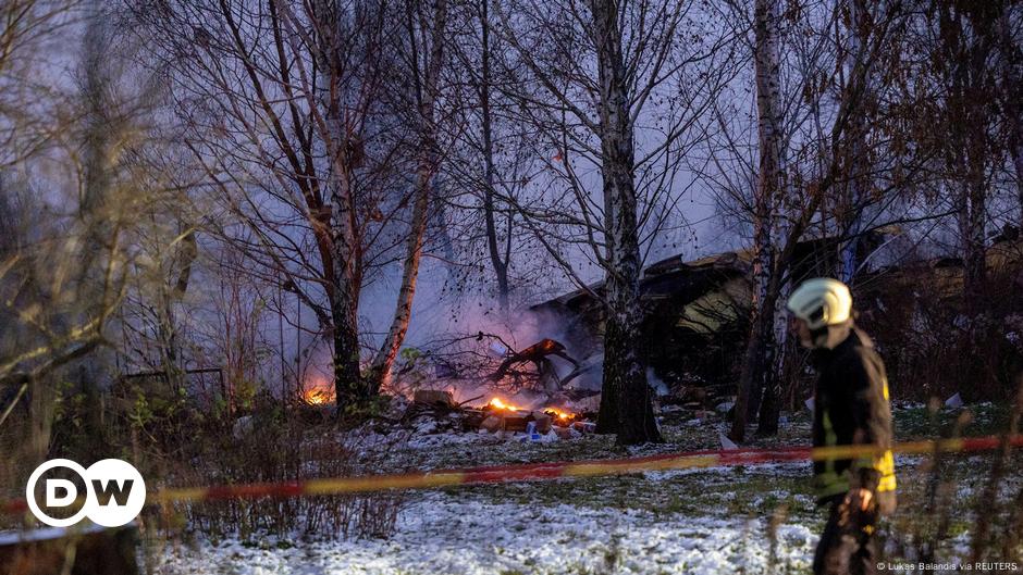 DHL cargo plane crashes near Vilnius airport in Lithuania – DW – 11/25/2024