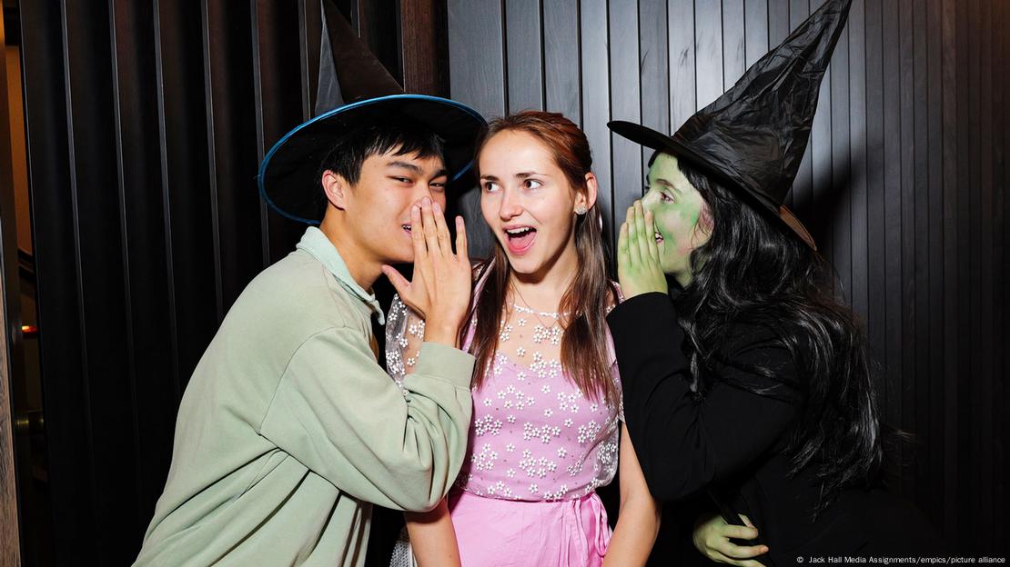 Noche de estreno en Londres: el público recrea los personajes. Noche de estreno en Londres: el público recrea los personajes.