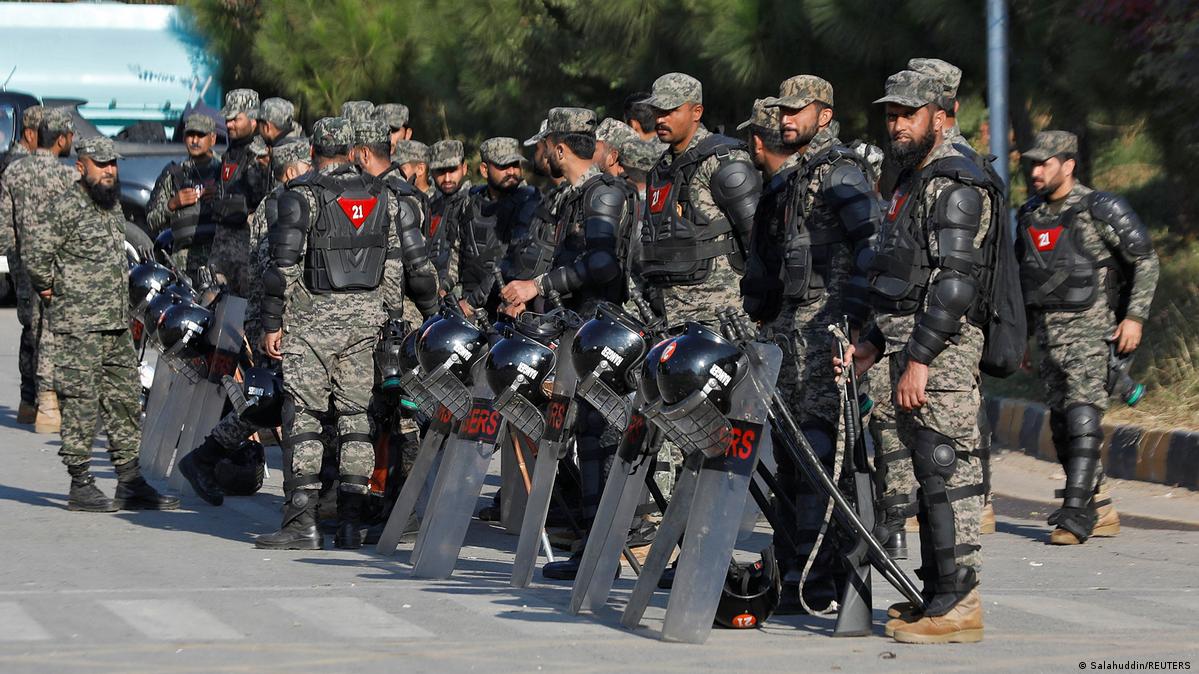 Pakistan: Pro-Khan protests stoke fear of military takeover – DW – 11 ...