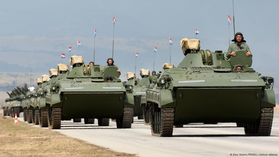 Paradë ushtarake në Zagreb  Armë të reja  dilema të vjetra historike