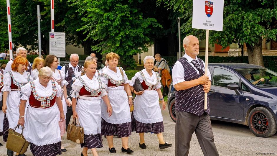 Karpatskonemačke žene u nošnjama tokom folklornog nastupa u Kežmarku (Kesmark)