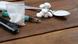 Substâncias narcóticas e utensílios para a preparação de drogas em cima de uma mesa de madeira Substâncias narcóticas e utensílios para a preparação de drogas em cima de uma mesa de madeira