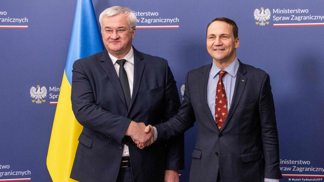 Zwei Männer, der polnische Außenminister Radoslaw Sikorski (rechts) und der ukrainische Außenminister Andrij Sybiha, schütteln sich die Hände. Hinter ihnen ist die ukrainische Fahne vor einer Wand mit dem Logo des polnischen Außenministeriums zu sehen Zwei Männer, der polnische Außenminister Radoslaw Sikorski (rechts) und der ukrainische Außenminister Andrij Sybiha, schütteln sich die Hände. Hinter ihnen ist die ukrainische Fahne vor einer Wand mit dem Logo des polnischen Außenministeriums zu sehen