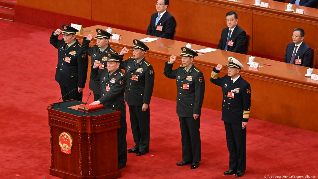 军委副主席张又侠、何卫东，军委委员李尚福、刘振立、苗华、张升民宣誓就职。