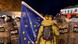 Eine Demonstrantin mit einer Europa-Flagge steht in der georgischen Hauptstadt Tiflis mit Schutzschilden ausgerüsteten Polizisten gegenüber Eine Demonstrantin mit einer Europa-Flagge steht in der georgischen Hauptstadt Tiflis mit Schutzschilden ausgerüsteten Polizisten gegenüber