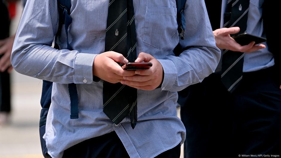 Tinejdžer u Melburnu: Australija je značajno podigla starosnu granicu za mnoge aplikacije