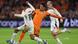 Jamal Musiala disputa un balón al neerlandés Tijjani Reijnders durante un partido de la Liga de Naciones en el Johan Cruijff Arena el 10 de sep. de 2024.