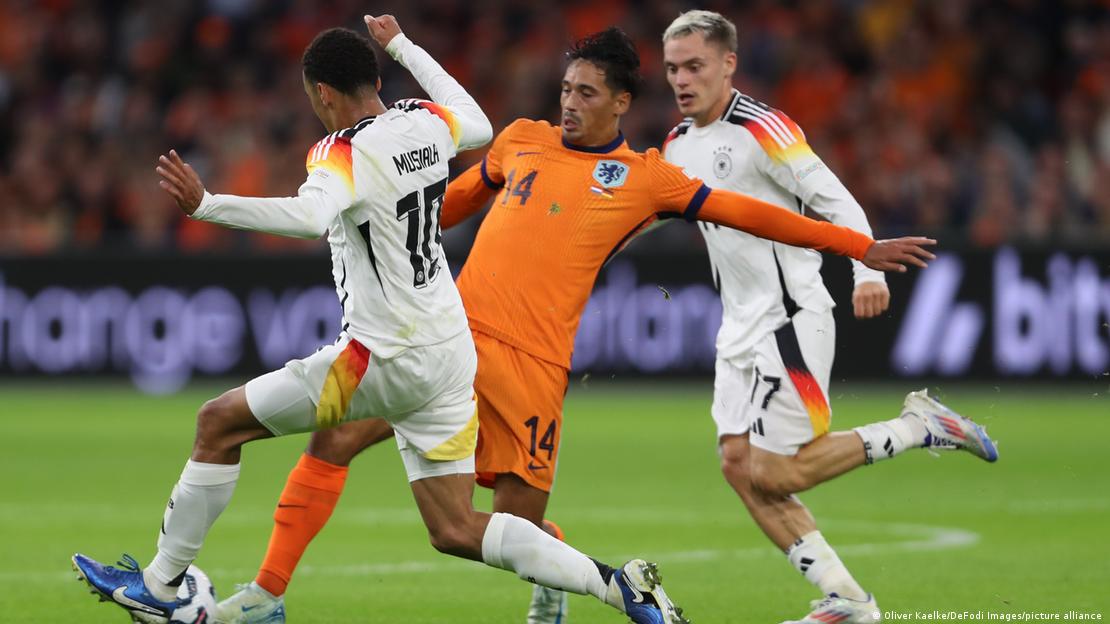 Jamal Musiala disputa un balón al neerlandés Tijjani Reijnders durante un partido de la Liga de Naciones en el Johan Cruijff Arena el 10 de sep. de 2024. 